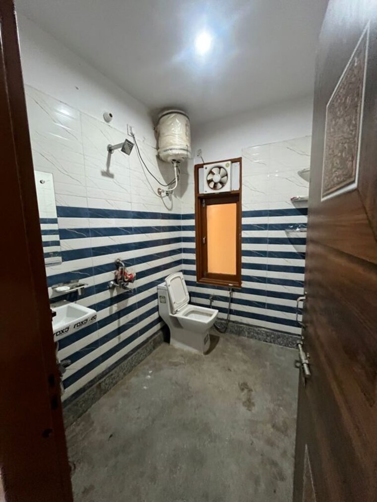  Parking, chattarpur 2 Bedroom 85 Sq.Yd. Builder Floor In Chattarpur Delhi 10203584