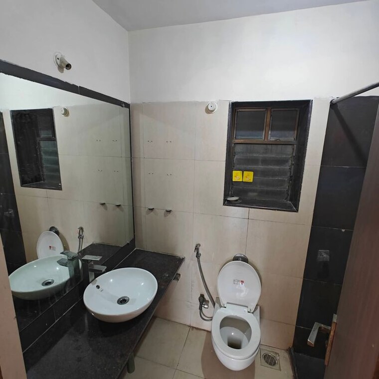 Bathroom, pooja-chs-andheri-west 2 Bedroom 750 Sq.Ft. Apartment In Andheri West Mumbai 10203600