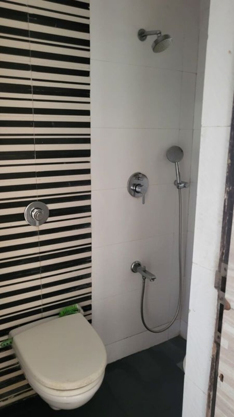 Bathroom, vaibhav-queens-park 2 Bedroom 740 Sq.Ft. Apartment In Chembur Mumbai 10203684