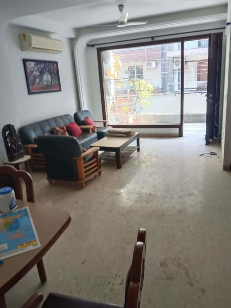 Living Room, green park 3 Bedroom 200 Sq.Yd. Builder Floor In Green Park Delhi 10203800