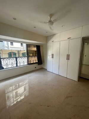 Room in 3 BHK Apartment at Bandra West – for Rent