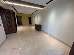 Room in 3 BHK Apartment at Bandra West – for Rent