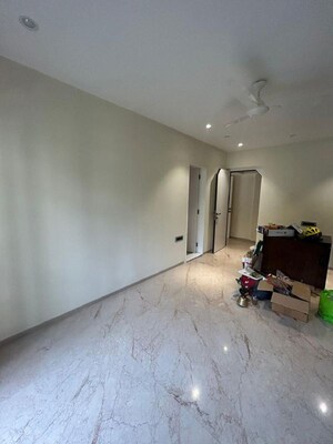 Room in 3 BHK Apartment at Bandra West – for Rent