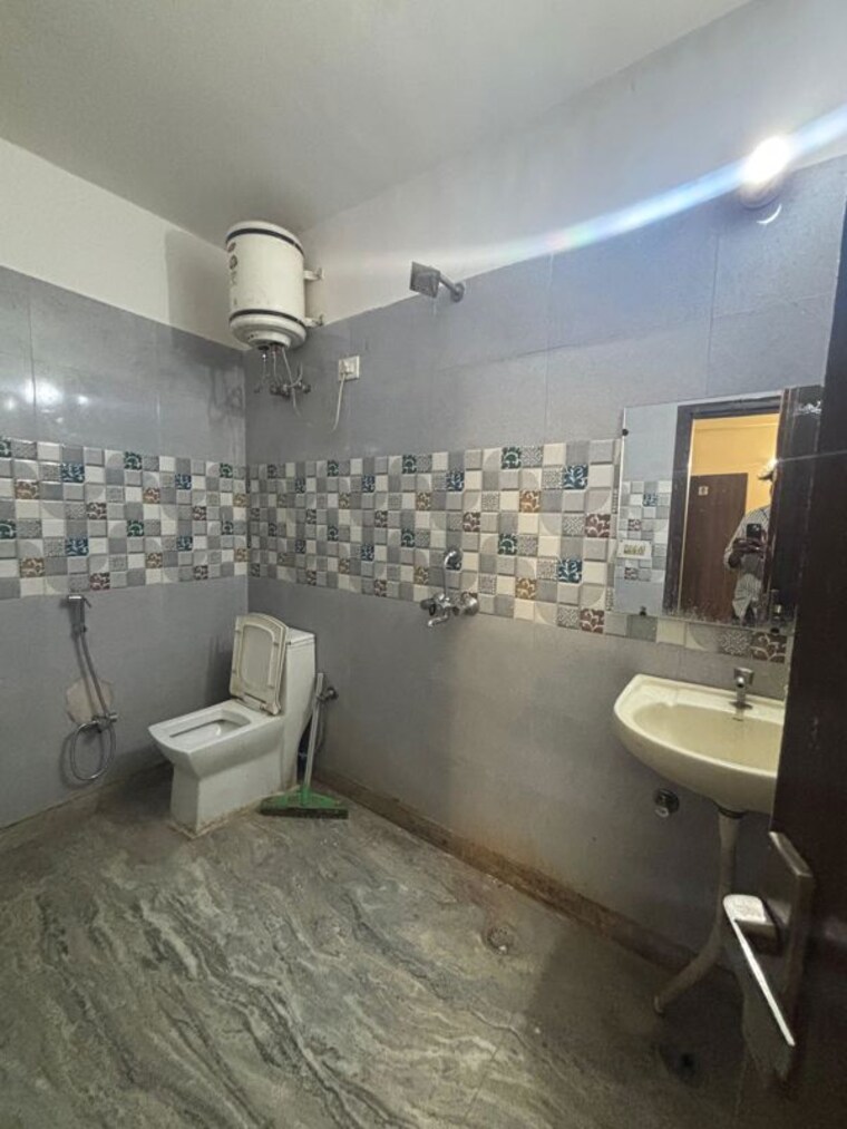 Bathroom, chattarpur 1 Bedroom 450 Sq.Ft. Apartment In Chattarpur Delhi 10203899