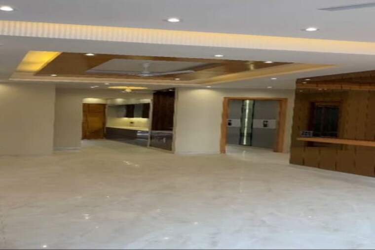  Parking, sector 10 3 Bedroom 263 Sq.Yd. Builder Floor In Sector 10 Gurgaon 10203937