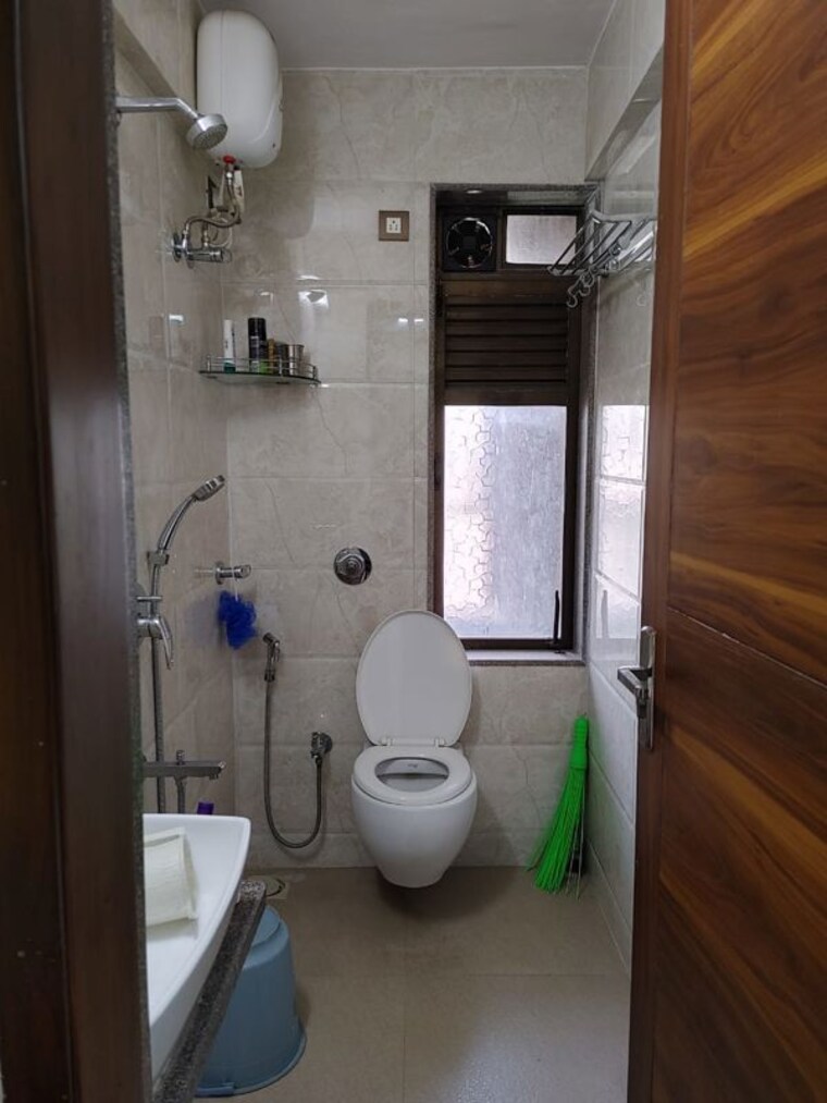 Bathroom, vile parle east 1 Bedroom 550 Sq.Ft. Apartment In Vile Parle East Mumbai 10204081