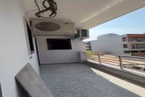 Parking in 3 BHK Builder Floor at Sector 9a – for Sale