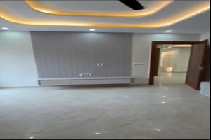 Parking in 3 BHK Builder Floor at Sector 9a – for Sale
