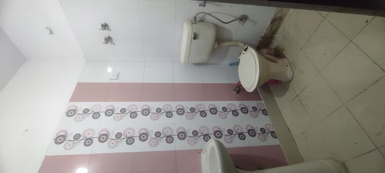 Bathroom, vidhayak-colony 2 Bedroom 850 Sq.Ft. Builder Floor In Nyay Khand I Ghaziabad 10204427