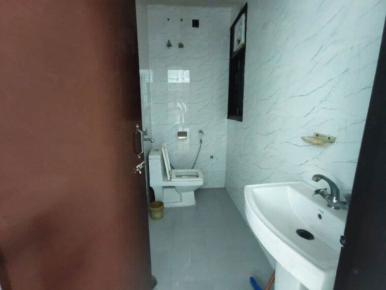 Bathroom, chattarpur 2 Bedroom 850 Sq.Ft. Apartment In Chattarpur Delhi 10204147