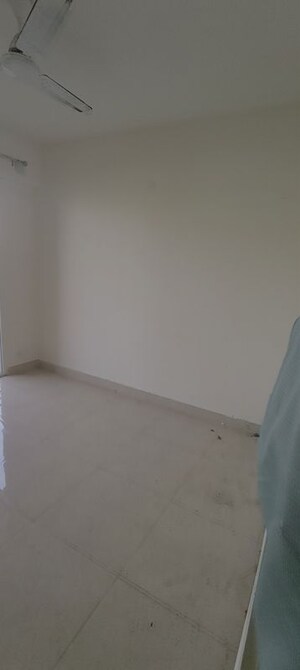 Room in 2 BHK Apartment at Signature Global Prime, Sector 63a – for Rent