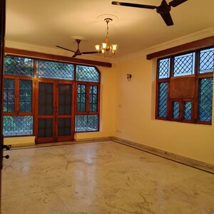 Room in 3 BHK Builder Floor at Sector 40 – for Rent