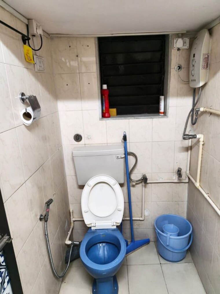 Washroom, bandra west 1 Bedroom 500 Sq.Ft. Apartment In Bandra West Mumbai 10204721