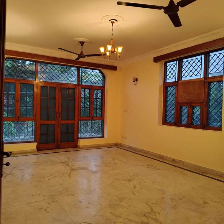 Room, sector 40 3 Bedroom 3389 Sq.Ft. Builder Floor In Sector 40 Noida 10205057