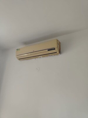 Furnished Amenities in 3 BHK Apartment at Emaar Emerald Estate, Sector 65 – for Rent