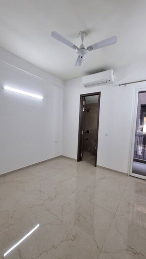 Room in 3 BHK Builder Floor at Smart World Orchard, Sector 61 – for Rent