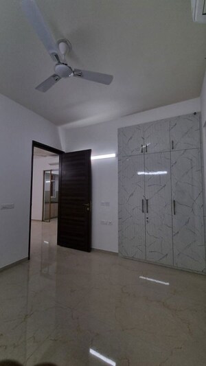 Room in 3 BHK Builder Floor at Smart World Orchard, Sector 61 – for Rent