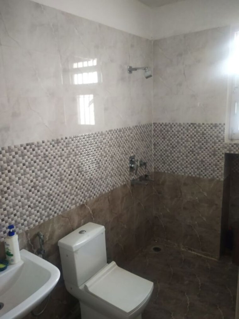 Bathroom, sector 51 3 Bedroom 1500 Sq.Ft. Builder Floor In Sector 51 Chandigarh 10205298