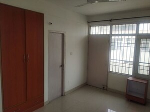 Room in 3 BHK Builder Floor at Sector 51 – for Rent
