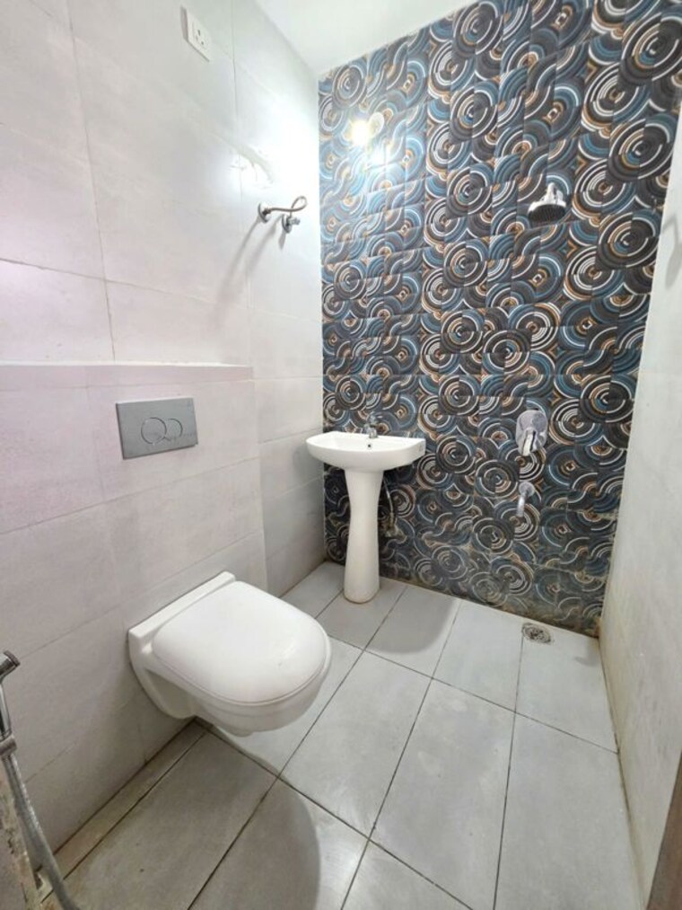 Bathroom, dhakoli 2 Bedroom 1100 Sq.Ft. Apartment In Dhakoli Zirakpur 10205437