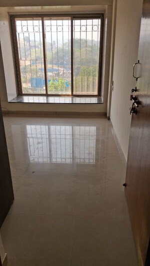 Room in 4 BHK Apartment at Lodha Woods, Kandivali East – for Rent