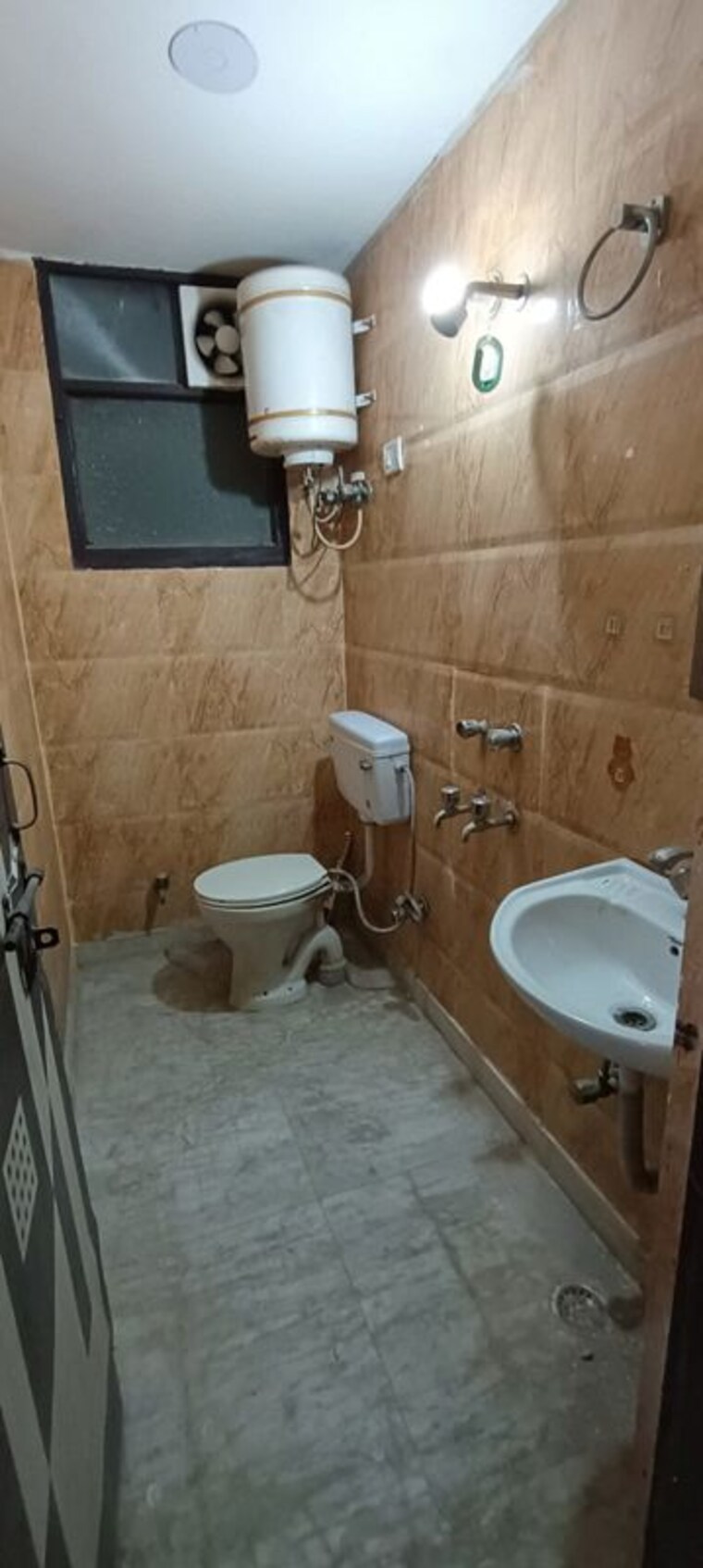 Bathroom, east of kailash 1 Bedroom 950 Sq.Ft. Builder Floor In East Of Kailash Delhi 10205475