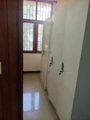 Furnished Amenities in 3.5 BHK Apartment at Vasant Kunj – for Rent