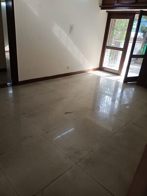 Room in 3.5 BHK Apartment at Vasant Kunj – for Rent