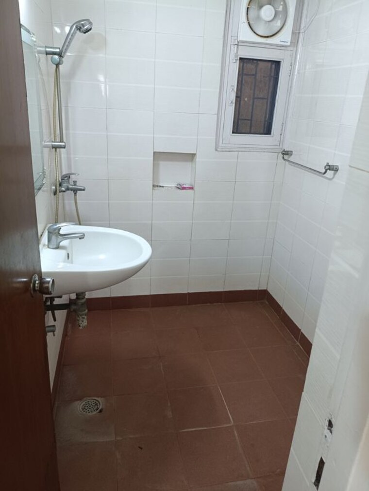 Bathroom, vasant kunj 3.5 Bedroom 2200 Sq.Ft. Apartment In Vasant Kunj Delhi 10205534