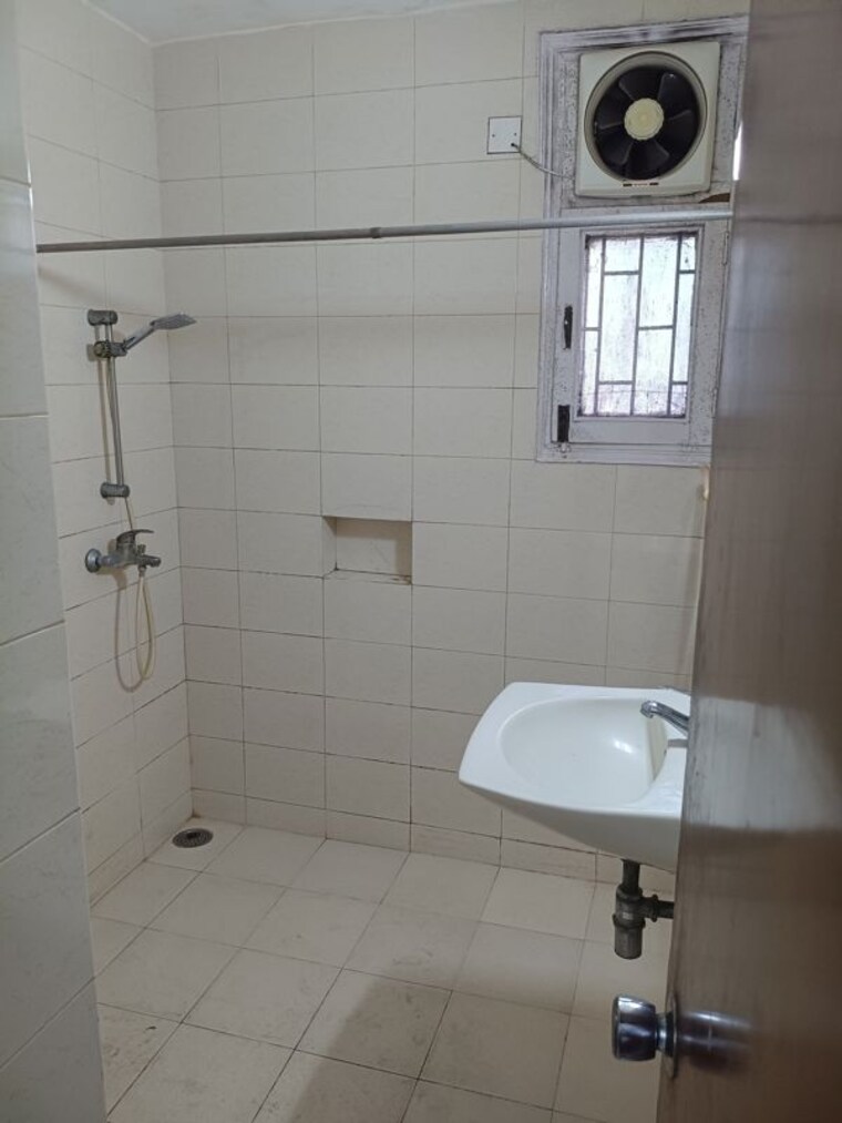 Bathroom, vasant kunj 3.5 Bedroom 2200 Sq.Ft. Apartment In Vasant Kunj Delhi 10205534