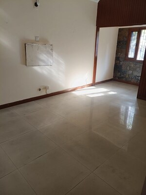 Room in 3.5 BHK Apartment at Vasant Kunj – for Rent