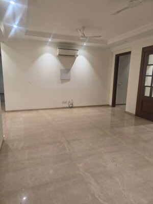 Room in 3 BHK Builder Floor at Sector 33 – for Rent