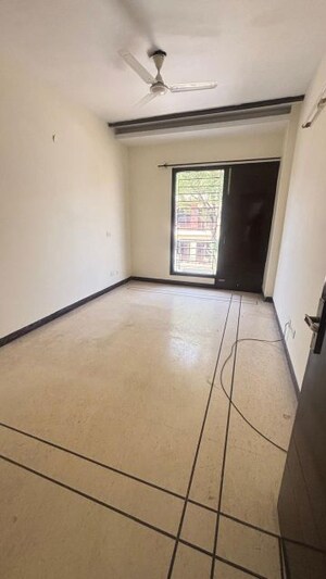 Room in 3 BHK Builder Floor at Sector 37 – for Rent