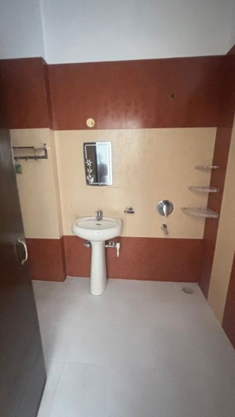 Bathroom, sector 37 3 Bedroom 1800 Sq.Ft. Builder Floor In Sector 37 Chandigarh 10205565