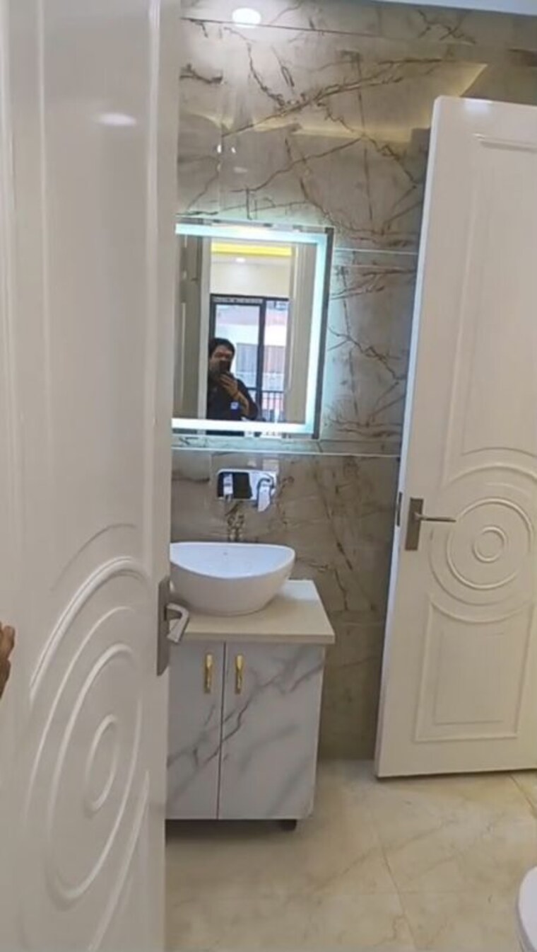 Bathroom, uptown-homes-mod-floors 3 Bedroom 250 Sq.Yd. Builder Floor In Sector 85 Faridabad 10205627