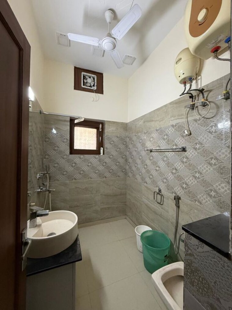 Bathroom, kalkaji 2 Bedroom 1800 Sq.Ft. Builder Floor In Kalkaji Delhi 10205680