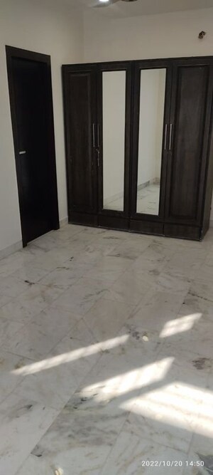 Room in 2 BHK Builder Floor at Safdarjung Enclave – for Rent
