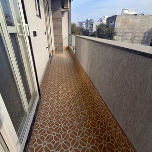 Balcony in Studio Builder Floor at Sector 30 – for Rent