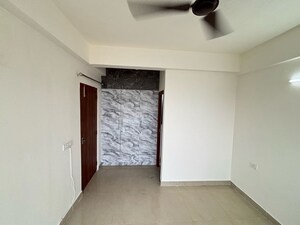 Room in 2 BHK Apartment at Suncity Avenue 76, Sector 76 – for Rent