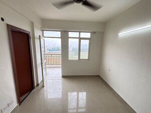 Room in 2 BHK Apartment at Suncity Avenue 76, Sector 76 – for Rent