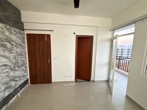 Room in 2 BHK Apartment at Suncity Avenue 76, Sector 76 – for Rent