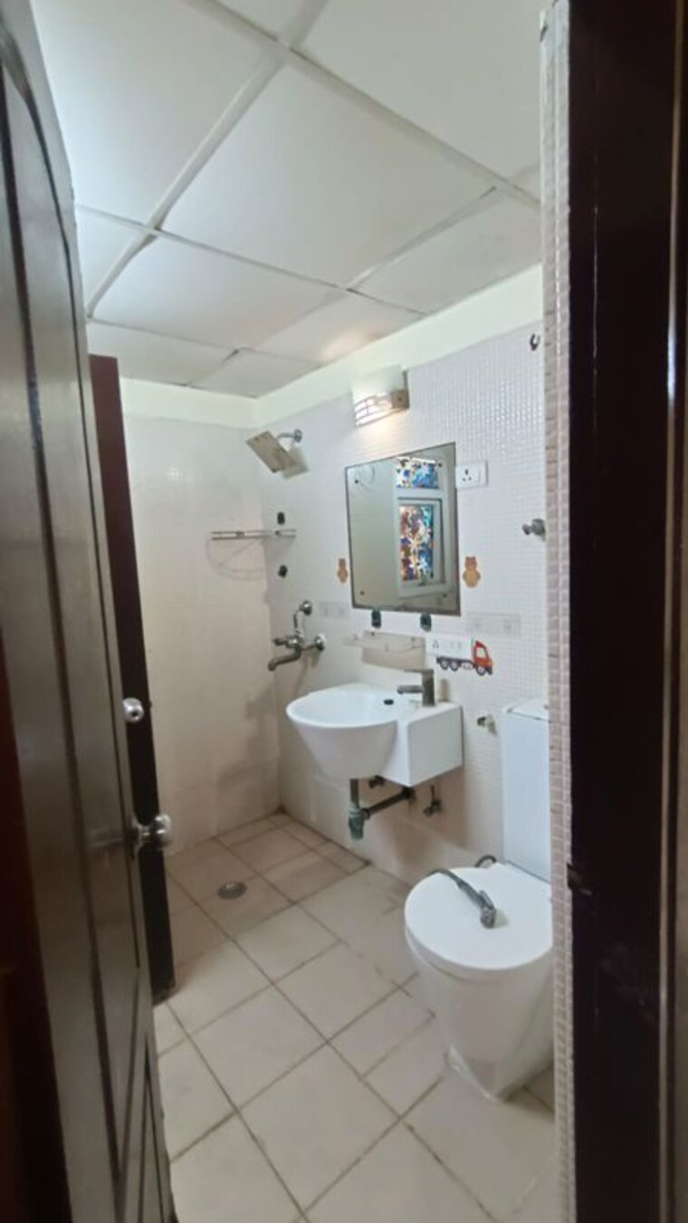 Bathroom, aditya-celebrity-homes 3 Bedroom 1650 Sq.Ft. Apartment In Sector 76 Noida 10205717