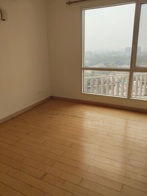 Room in 3 BHK Apartment at Jaypee Green Sea Court, Sector Swarn Nagri – for Rent