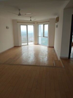 Room in 3 BHK Apartment at Jaypee Green Sea Court, Sector Swarn Nagri – for Rent