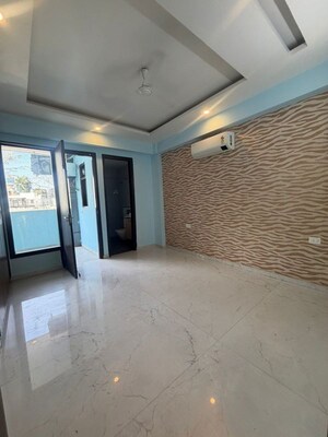Room in 3 BHK Builder Floor at South City 1 – for Rent