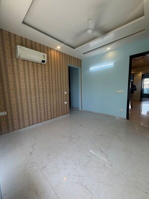 Room in 3 BHK Builder Floor at South City 1 – for Rent
