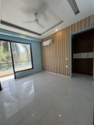 Room in 3 BHK Builder Floor at South City 1 – for Rent