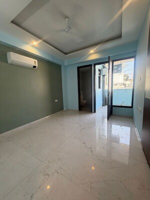 Room in 3 BHK Builder Floor at South City 1 – for Rent