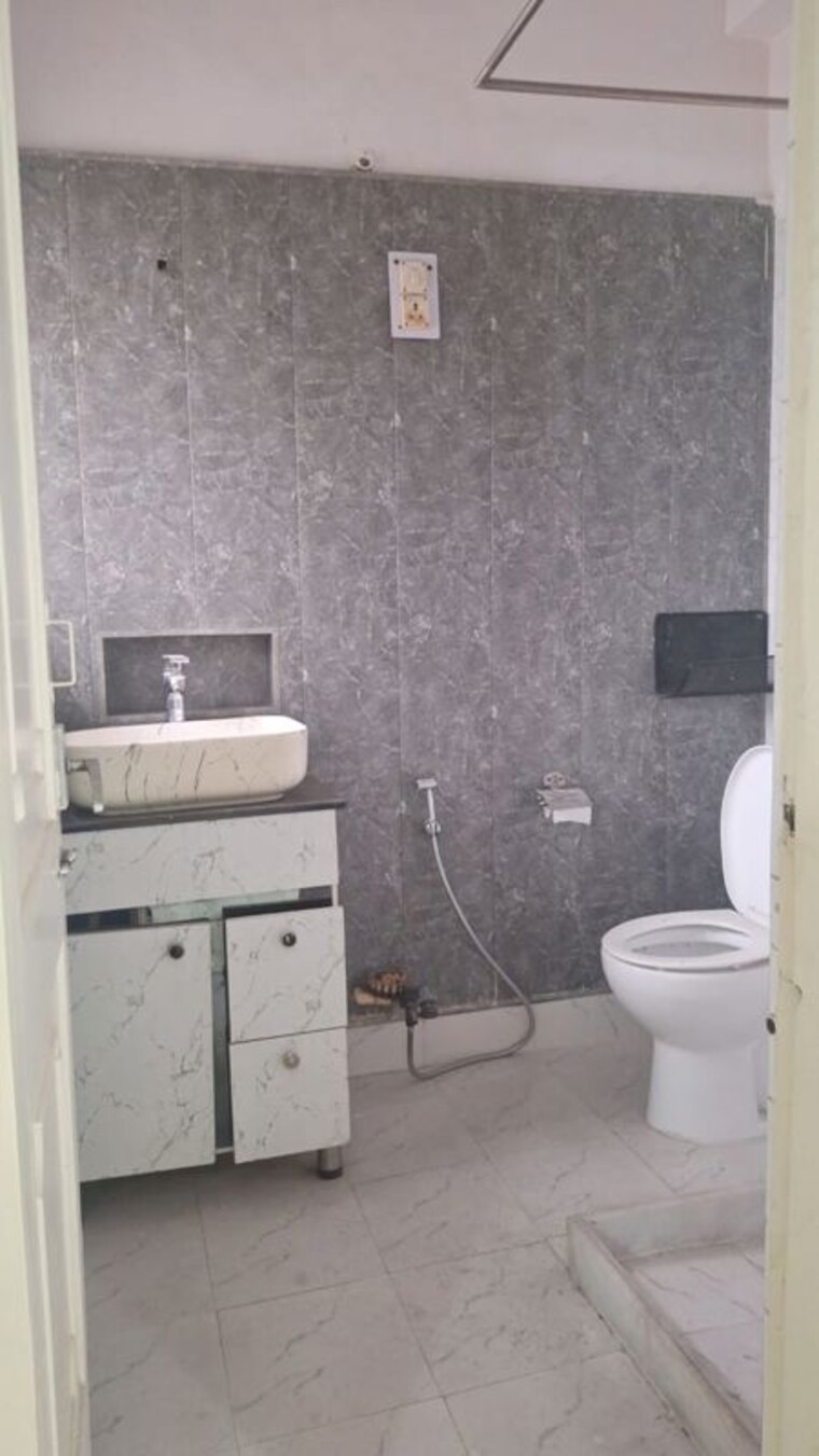 Bathroom, patparganj 2 Bedroom 950 Sq.Ft. Apartment In Patparganj Delhi 10205853