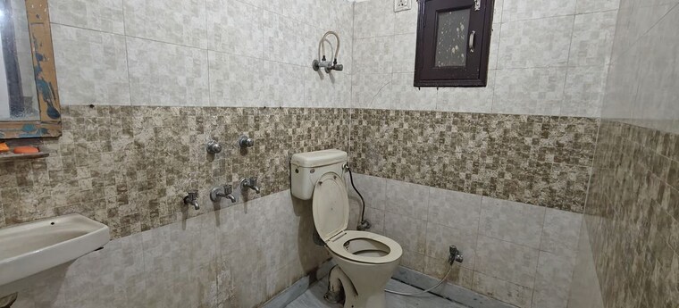 Bathroom, pandav nagar 1 Bedroom 500 Sq.Ft. Builder Floor In Pandav Nagar Delhi 10205856